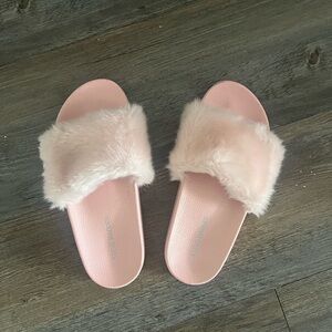 Women pink fluffy Steve Madden outdoor slippers size 6